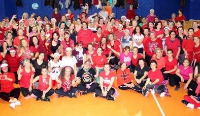 Karşıyakalı Kadınlardan Yılbaşı Zumbası!