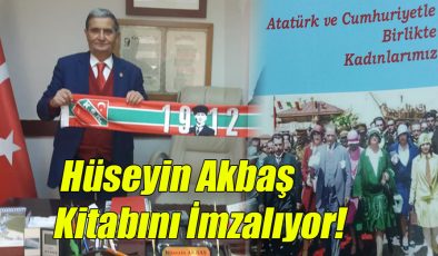 Hüseyin Akbaş Kitabını İmzalıyor!