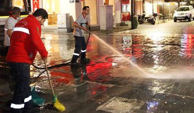 Karşıyaka Çarşısı’nda Dip Bucak Gece Temizliği!