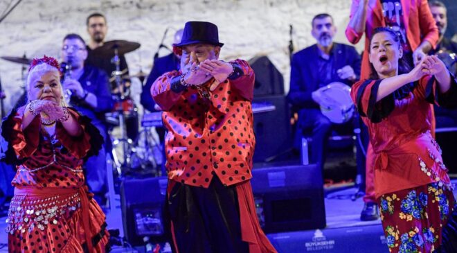 Romanlar Günü’nde Kalpler 9/8’lik Şarkılarla Attı!