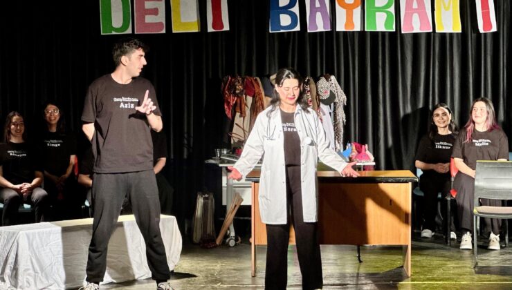 Genç İzmir’den Tiyatroseverlere “Deli Bayramı” Oyunu!