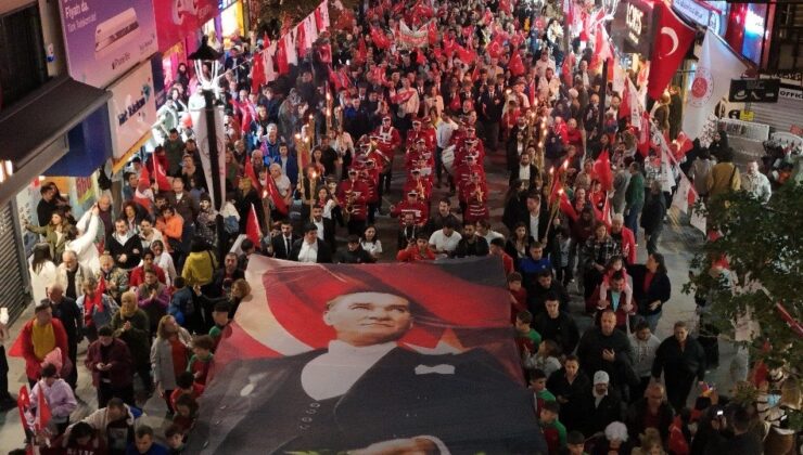 Karşıyaka Cumhuriyet’in Işığında Tek Yürek Oldu!