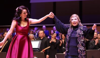 Bedia Akartürk’ten Büyükşehir Korosuna Yeni Yıl Sürprizi!