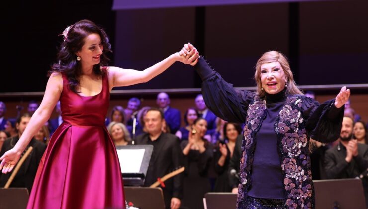 Bedia Akartürk’ten Büyükşehir Korosuna Yeni Yıl Sürprizi!