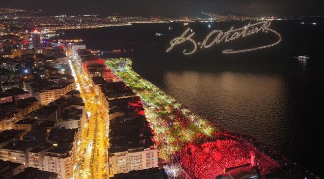 İzmir’de Cumhuriyet Coşkusu Gökyüzüne Taştı!