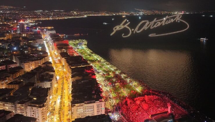 İzmir’de Cumhuriyet Coşkusu Gökyüzüne Taştı!